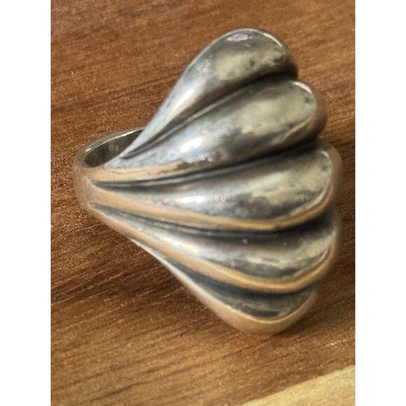 James Avery Vintage Retired Silver Scalloped Dome Ring Size 7.5 - Picture 1 of 8